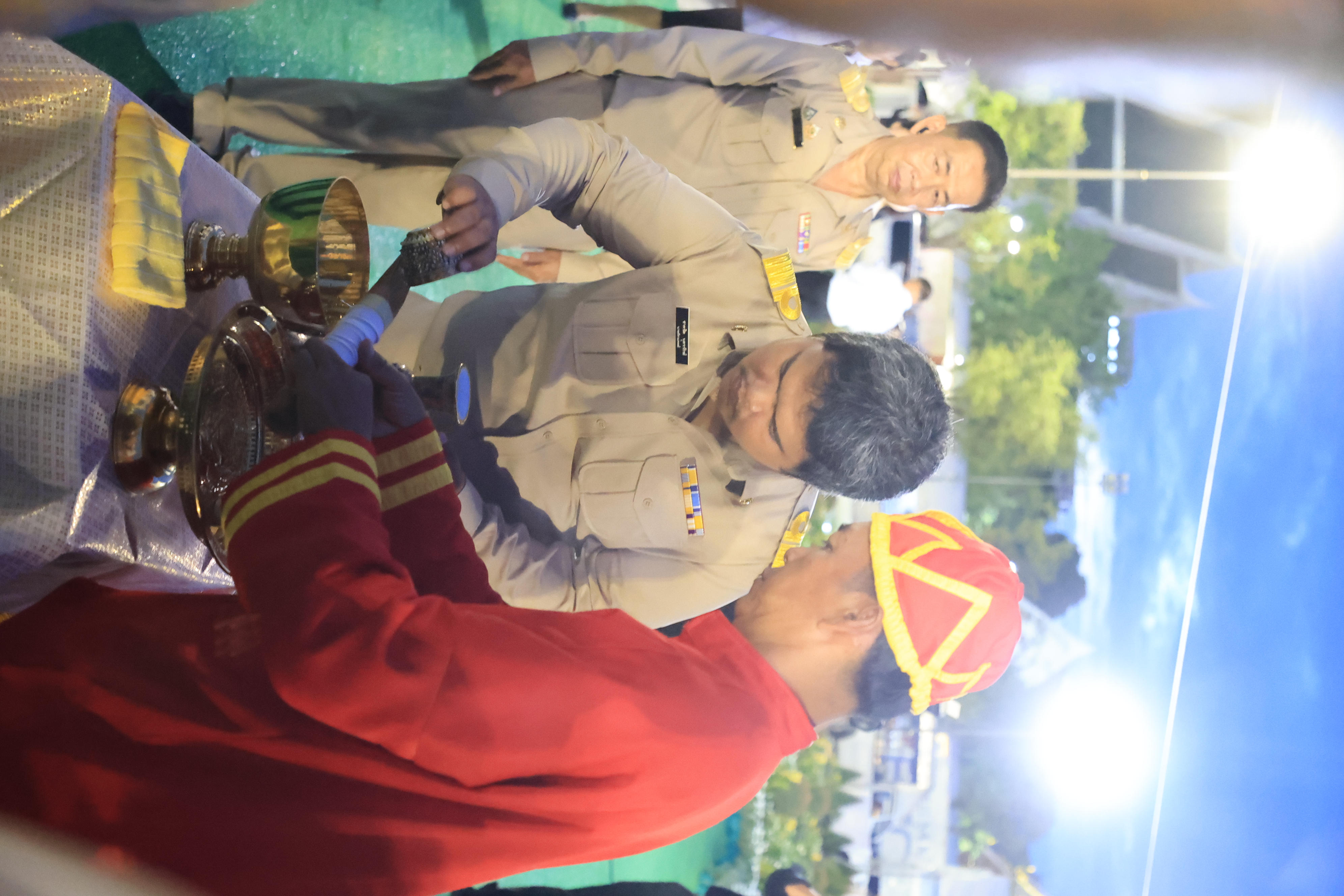 title - ปลัดเกษตรฯ ผู้ทำหน้าที่พระยาแรกนา พร้อมด้วยเทพีคู่หาบทองและเทพีคู่หาบเงิน ทำพิธีล้างมือพระยาแรกนา และเจิมหน้าพระโค